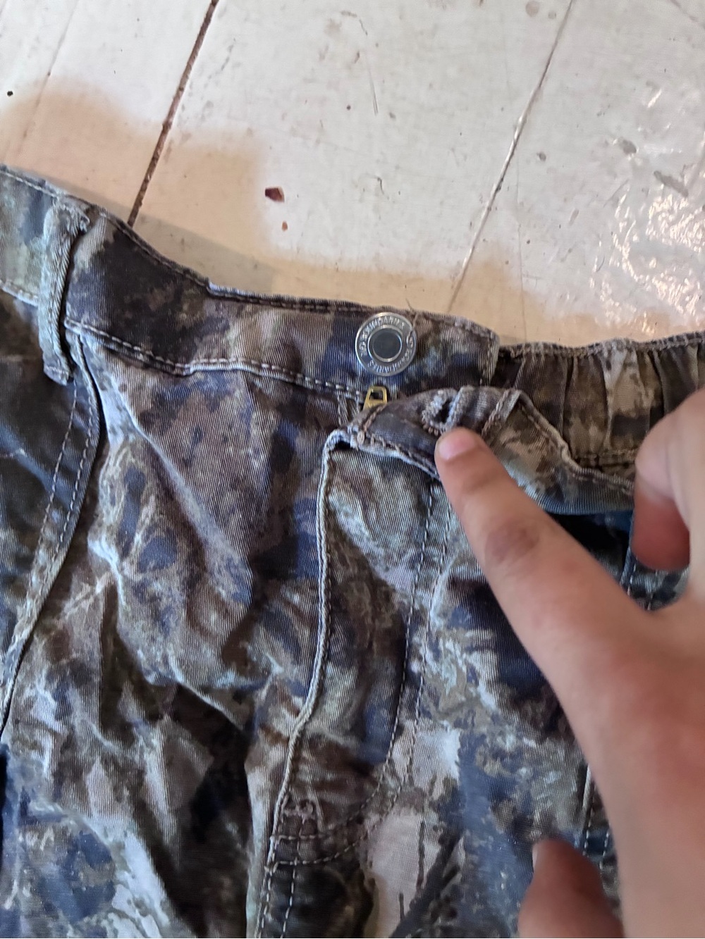 No Boundaries Real Tree Wide Leg Camo Print Cargo Pants in Olive Brown - Picture 4 of 5